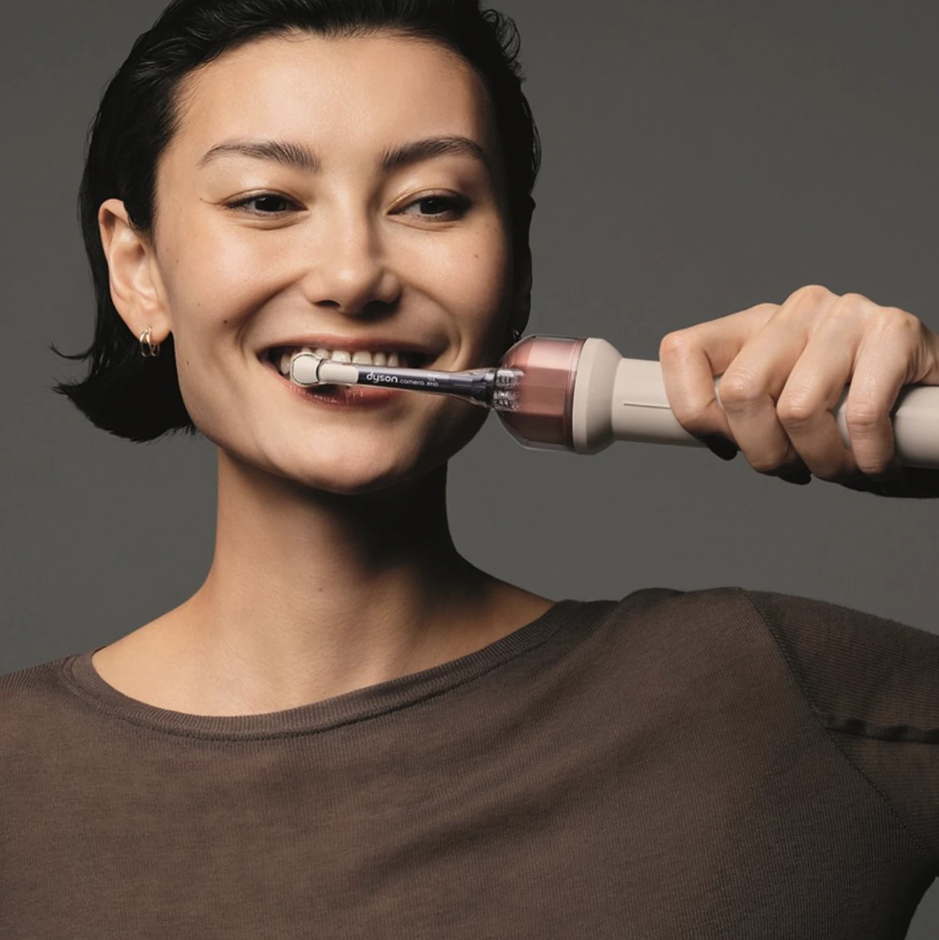 Электрическая зубная щетка Dyson CameraJet с ирригатором, керамический розовый (Ceramic Pink)