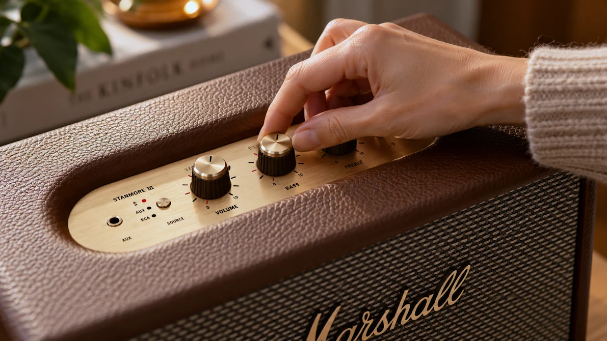 Колонка Marshall Stanmore III в коричневом цвете: три регулятора